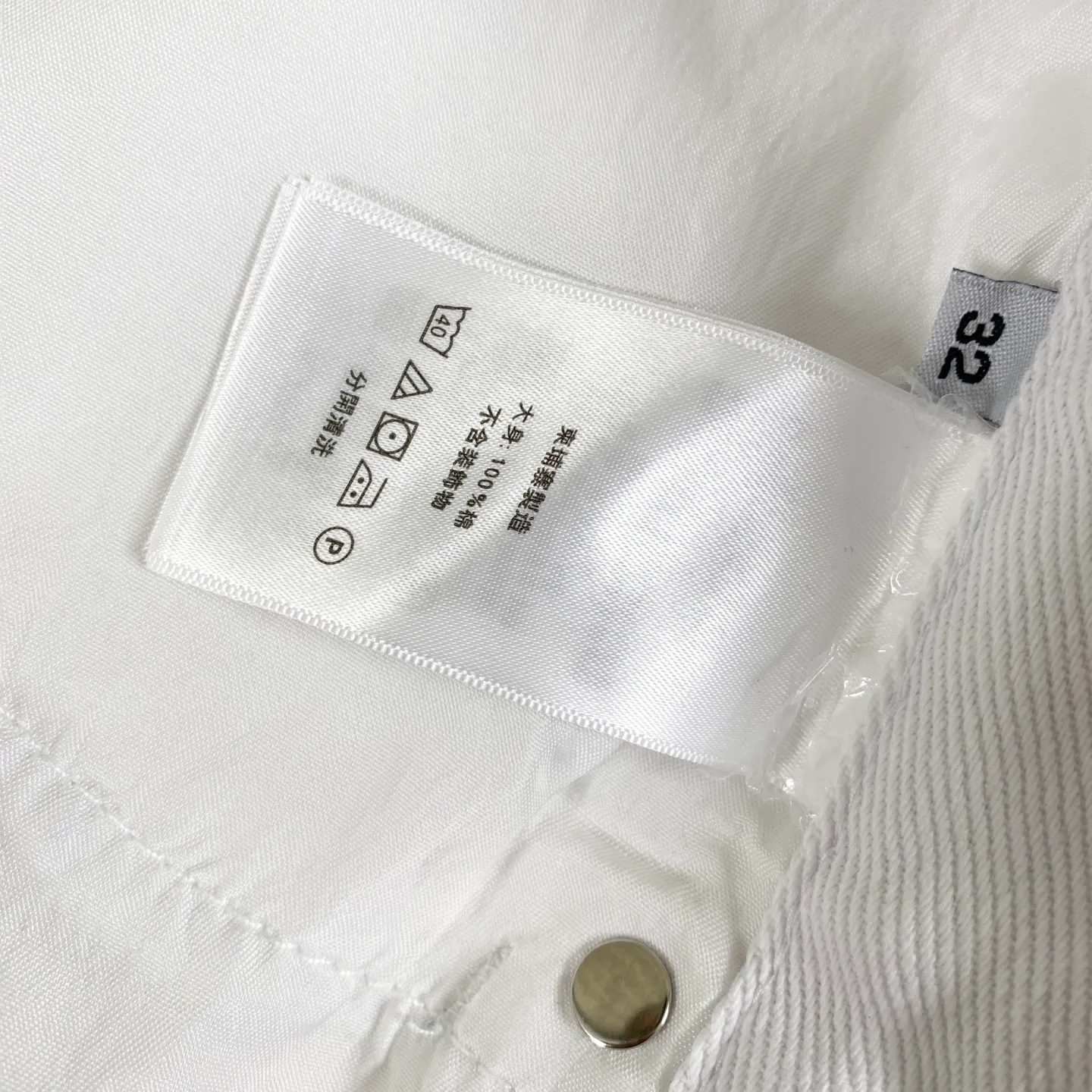 🅿️280 [Strongest version] Chroe Hets CH Chroe Hets CH white dark and light blue leather label jeans Customized metal buckle Legs washed distressed ripped hem ceiling-level jeans ‼ About Zangyin✅This is an extremely luxurious fashion brand that can also be called the aristocrat of the high street. It has always been an exclusive brand for some hipsters or the rich second generation. Compared with ordinary high streets, it is more luxurious and noble. Compared with luxury brands, it is more fashionable and individual. Top heavy industry fashion design✅Consistently high street luxury style creation. Speaking of this style, the Zangyin family and the GU family are definitely among the leading representative brands. Especially the Zangyin family's creation of high street style has really achieved an effect of transformation. The color of this model is already very eye-catching by using a unique washed material. It is decorated with pink patchwork cross flowers, which cleverly highlights the charm of the brand. Secondly, this model adopts a classic high-waist cut design, which highlights the long legs and fashionable temperament of the upper body. The brand is highly recognizable and the slim-fitting configuration is more suitable for daily wear. The personality will be fashionable and the specifications can be seen at a glance. Materials and technology ✅ Needless to say, this point goes without saying. As an excellent craftsman brand, Zangyin's requirements for details and craftsmanship are really perfect. The washed color of this model has gone through a lot of processes, not to mention the embellishment of the denim appliqués. It is also purely handmade and sewn. Just like what they believe in, only handmade things have soul and have the meaning of wearing. A top-notch heavy-duty fashionable denim item, recommended by both hands‼   Size: 28 30 32 34 equivalent to S-XL
